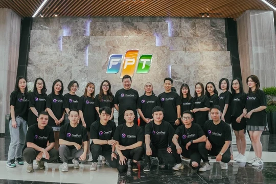 Ông Trương Gia Bình - Chủ tịch Tập đoàn FPT - và đội ngũ OnePad.