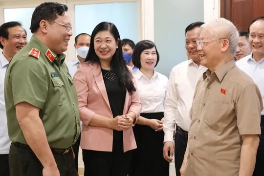 Tổng Bí thư Nguyễn Phú Trọng và các đại biểu dự hội nghị tiếp xúc cử tri tại điểm cầu quận Ba Đình.