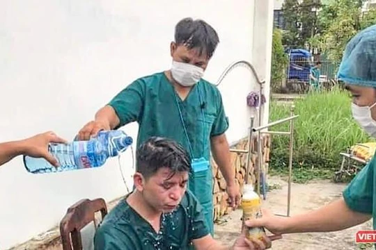 Cán bộ y tế bị sốc do làm việc quá tải.