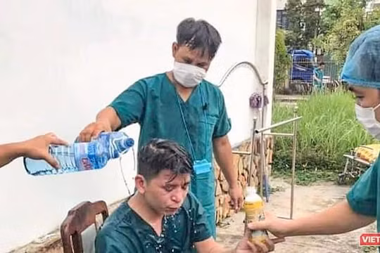 Cán bộ y tế bị sốc do làm việc quá tải.