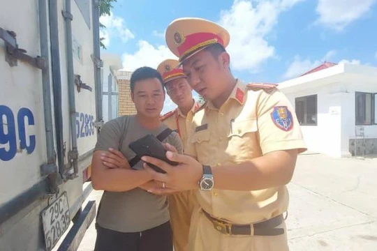 CSGT hướng dẫn, hỗ trợ tài xế nạp tiền vào tài khoản.