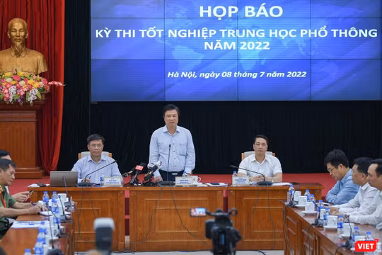 Thứ trưởng Bộ Giáo dục và Đào tạo Nguyễn Hữu Độ trong buổi học báo về kỳ thi tốt nghiệp THPT 2022 -chiều 8/7.