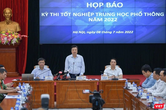 Thứ trưởng Bộ Giáo dục và Đào tạo Nguyễn Hữu Độ trong buổi học báo về kỳ thi tốt nghiệp THPT 2022 -chiều 8/7.