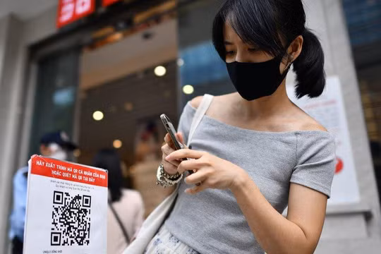 Người dân được yêu cầu quét mã QR khai báo y tế khi đến nơi công cộng. 
