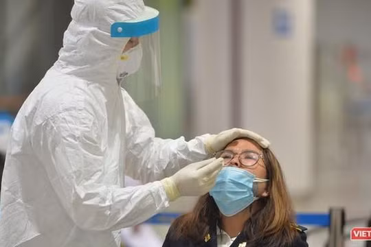 Chính phủ đặt mục tiêu tăng cường vận động người dân tiêm vaccine, đi từng ngõ, gõ từng nhà, rà từng người để triển khai việc tiêm vaccine bảo đảm tiến độ nhanh nhất có thể.