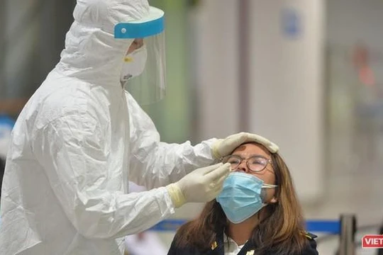Nhân viên y tế lấy mẫu xét nghiệm COVID-19 (Ảnh - Minh Thuý) 
