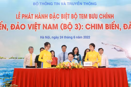 Thứ trưởng Pham Anh Tuan thực hiện nghi thức phát hành đặc biệt bộ tem “Biển, đảo Việt Nam: Chim biển, đảo”.