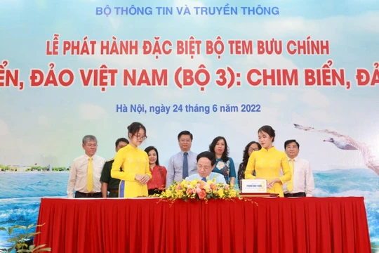 Thứ trưởng Pham Anh Tuan thực hiện nghi thức phát hành đặc biệt bộ tem “Biển, đảo Việt Nam: Chim biển, đảo”.