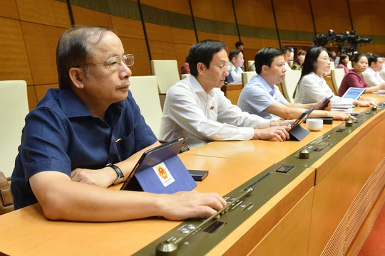 Đại biểu biểu quyết thông qua Nghị quyết Thành lập Đoàn giám sát chuyên đề của Quốc hội năm 2023. Ảnh: Quochoi.vn