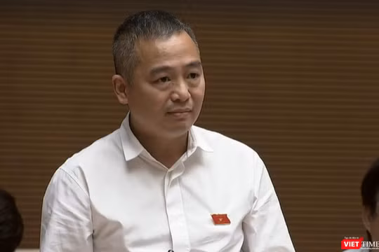 Đại biểu Nguyễn Lân Hiếu cho rằng việc đấu thầu mua sắm trang thiết bị, thuốc men cũng là nỗi lo lớn của đại đa số các bệnh viện công và tư. Giờ muốn mua một viên Zinnat – loại kháng sinh thông dụng, cũng khó.