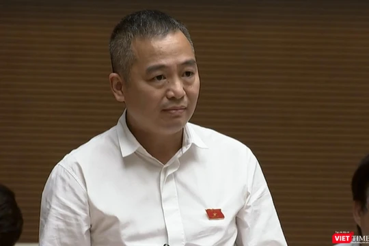 Đại biểu Nguyễn Lân Hiếu cho rằng việc đấu thầu mua sắm trang thiết bị, thuốc men cũng là nỗi lo lớn của đại đa số các bệnh viện công và tư. Giờ muốn mua một viên Zinnat – loại kháng sinh thông dụng, cũng khó.