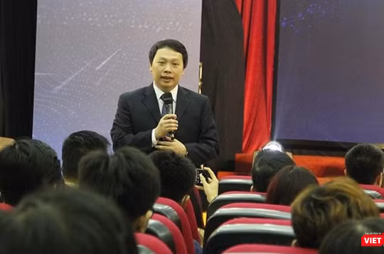 Thứ trưởng Bộ TT&TT Nguyễn Huy Dũng trao đổi tại lễ công bố cuộc thi Tìm kiếm giải pháp Chuyển đổi số Quốc gia 2022.