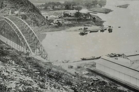 Cầu đường sắt Hàm Rồng bắc qua sông Mã nhìn từ triền núi bờ Nam.