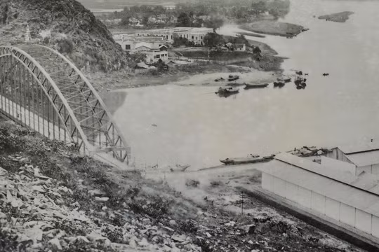 Cầu đường sắt Hàm Rồng bắc qua sông Mã nhìn từ triền núi bờ Nam.