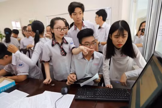 Đây là lần đầu tiên Bộ Giáo dục và Đào tạo triển khai thực hiện đăng ký dự thi trực tuyến, riêng thí sinh tự do sẽ vẫn thực hiện đăng ký trực tiếp tại đơn vị do sở quy định.