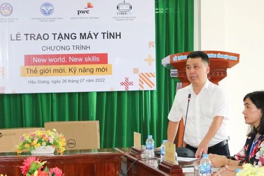 Ông Lã Hoàng Trung - Giám đốc Sở TT&TT Hậu Giang phát biểu tại Chương trình “Thế giới mới. Kỹ năng mới".