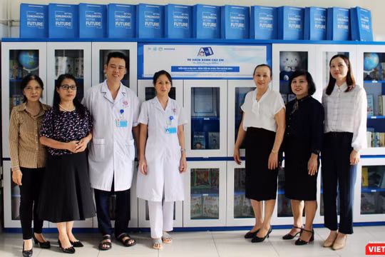 Liên Chi hội đại diện bàn giao “Tủ sách xanh cho em” tại Khoa Nhi - Bệnh viện Đa khoa tỉnh Quảng Ninh.