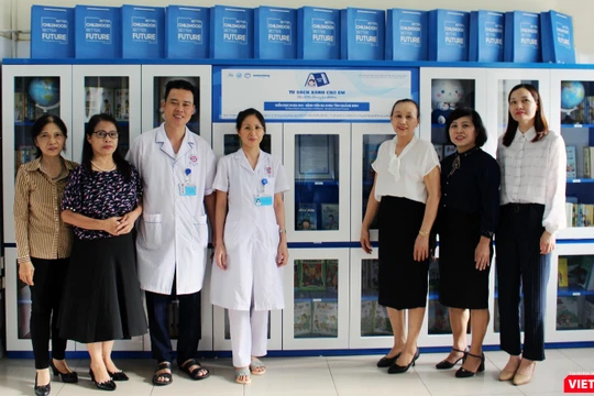 Liên Chi hội đại diện bàn giao “Tủ sách xanh cho em” tại Khoa Nhi - Bệnh viện Đa khoa tỉnh Quảng Ninh.