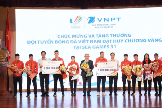 VNPT trao thưởng cho hai đội tuyển bóng đá nam và nữ Việt Nam.