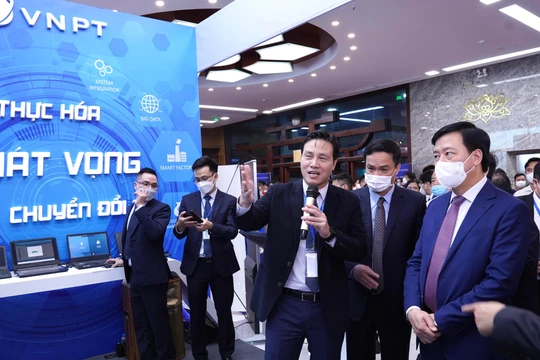 Đại diện VNPT giới thiệu với quan khách về các giải pháp chuyển đổi số.