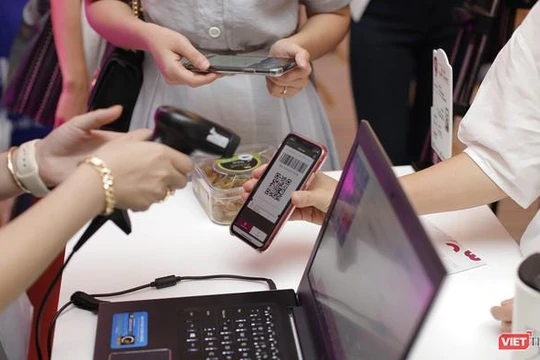 Khách hàng thanh toán qua QR Code tại siêu thị.