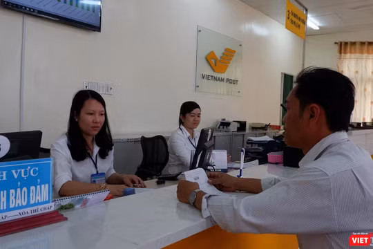 Nhân viên bưu điện làm việc tại bộ phận một cửa.