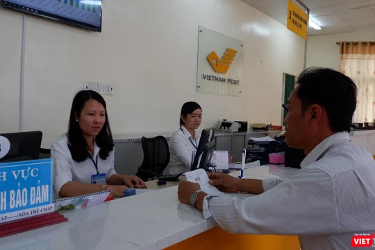 Nhân viên bưu điện làm việc tại bộ phận một cửa.