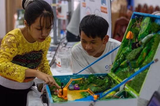 Một em học sinh dân tộc tỉnh Hòa Bình trình bày một giải pháp cảnh báo sạt lở thực hiện từ việc ứng dụng bo mạch Micro:bit và Scratch.