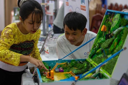 Một em học sinh dân tộc tỉnh Hòa Bình trình bày một giải pháp cảnh báo sạt lở thực hiện từ việc ứng dụng bo mạch Micro:bit và Scratch.