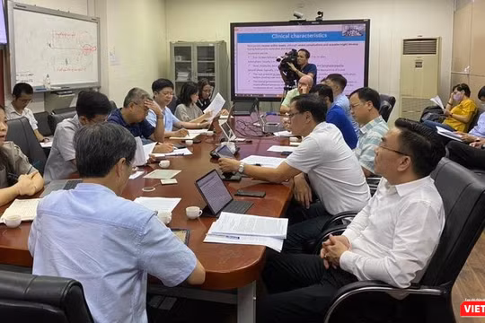 Cuộc họp khẩn diễn ra tại Bộ Y tế để ứng phó với bệnh đậu mùa khỉ vừa diễn ra chiều nay (24/7). Ảnh: Khoa Nguyễn.