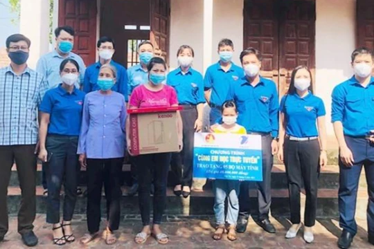 VNPT trao tặng máy tính trong chương trình Cùng em học trực tuyến.