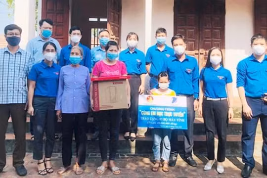 VNPT trao tặng máy tính trong chương trình Cùng em học trực tuyến.