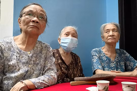 Những người hàng xóm có mặt tại nhà Trung tá Đặng Anh Quân từ sớm, chia sẻ nỗi buồn cùng gia đình (Ảnh: Mạnh Quân)