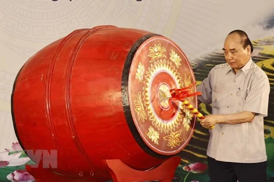 Chủ tịch nước Nguyễn Xuân Phúc đánh trống khai giảng năm học mới (ảnh tư liệu - chụp năm 2021).