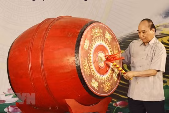 Chủ tịch nước Nguyễn Xuân Phúc đánh trống khai giảng năm học mới (ảnh tư liệu - chụp năm 2021).