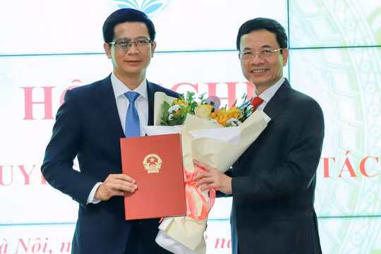 Bộ trưởng Nguyễn Mạnh Hùng trao quyết định bổ nhiệm Cục trưởng Cục Tần số vô tuyến điện cho ông Lê Văn Tuấn. Ảnh: Lê Anh Dũng/Vietnamnet.