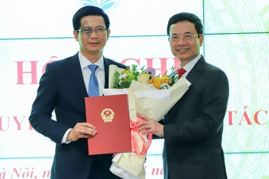 Bộ trưởng Nguyễn Mạnh Hùng trao quyết định bổ nhiệm Cục trưởng Cục Tần số vô tuyến điện cho ông Lê Văn Tuấn. Ảnh: Lê Anh Dũng/Vietnamnet.