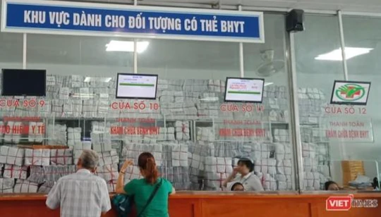 Bệnh nhân tới đăng ký khám, chữa bệnh BHYT tại Bệnh viện đa khoa TP. Vinh (Nghệ An).