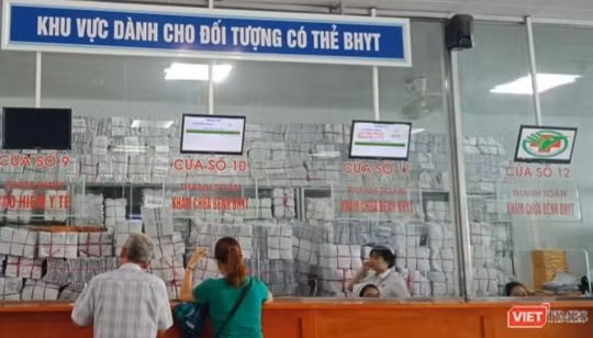 Bệnh nhân tới đăng ký khám, chữa bệnh BHYT tại Bệnh viện đa khoa TP. Vinh (Nghệ An).