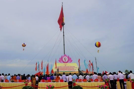 Trong không khí trang nghiêm, trên nền nhạc Quốc ca hào hùng khi lá cờ đỏ sao vàng được kéo dần lên trên kỳ đài Hiền Lương lịch sử.