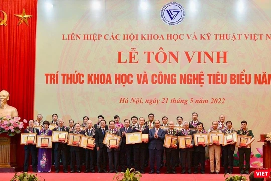 Chủ tịch nước Nguyễn Xuân Phúc và TS Khoa học Phan Xuân Dũng, Bí thư Đảng đoàn, Chủ tịch Liên hiệp các hội Khoa học và Kỹ thuật Việt Nam trao Danh hiệu "Tri thức khoa học và công nghệ tiêu biểu" và Bằng khen của Liên hiệp các hội Khoa học và Kỹ thuật Việt Nam cho các cá nhân.