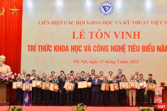 Chủ tịch nước Nguyễn Xuân Phúc và TS Khoa học Phan Xuân Dũng, Bí thư Đảng đoàn, Chủ tịch Liên hiệp các hội Khoa học và Kỹ thuật Việt Nam trao Danh hiệu "Tri thức khoa học và công nghệ tiêu biểu" và Bằng khen của Liên hiệp các hội Khoa học và Kỹ thuật Việt Nam cho các cá nhân.