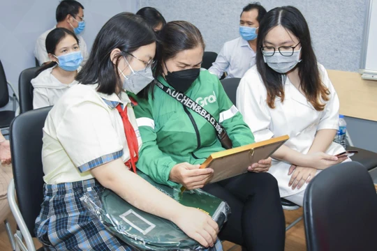 Đối tác của Grab (áo xanh) đang tìm hiểu về chương trình học bổng.