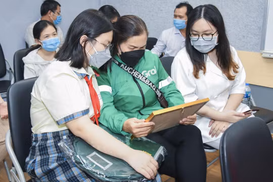 Đối tác của Grab (áo xanh) đang tìm hiểu về chương trình học bổng.