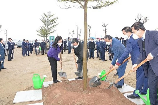 Bộ trưởng Bộ Xây dựng Nguyễn Thanh Nghị và lãnh đạo tỉnh Bắc Ninh trồng cây tại KCN Thuận Thành I, huyện Thuận Thành, tỉnh Bắc Ninh (ngày 8/2/2022).