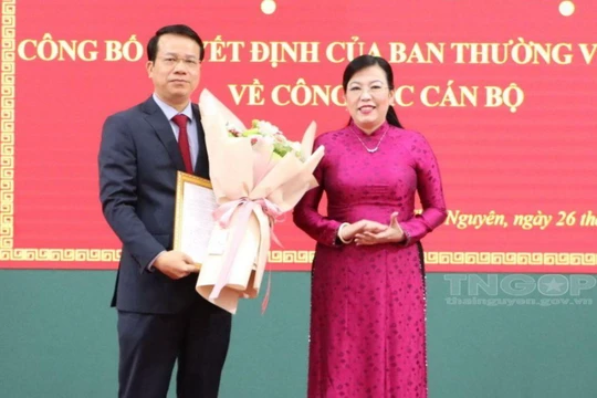 Ông Dương Văn Lượng nhận Quyết định và hoa chúc mừng từ Bí thư Thành ủy Thái Nguyên Nguyễn Thanh Hải tại lễ công bố quyết định luân chuyển, chỉ định ông giữ chức vụ Bí thư Thành ủy Thái Nguyên (ngày 24/6/2022).