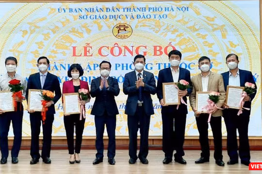 Giám đốc Sở GD- ĐT Trần Thế Cương và Phó Giám đốc Sở Phạm Xuân Tiến trao quyết định bổ nhiệm, tặng hoa chúc mừng các cán bộ quản lý cơ quan thuộc Sở.