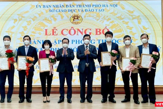 Giám đốc Sở GD- ĐT Trần Thế Cương và Phó Giám đốc Sở Phạm Xuân Tiến trao quyết định bổ nhiệm, tặng hoa chúc mừng các cán bộ quản lý cơ quan thuộc Sở.