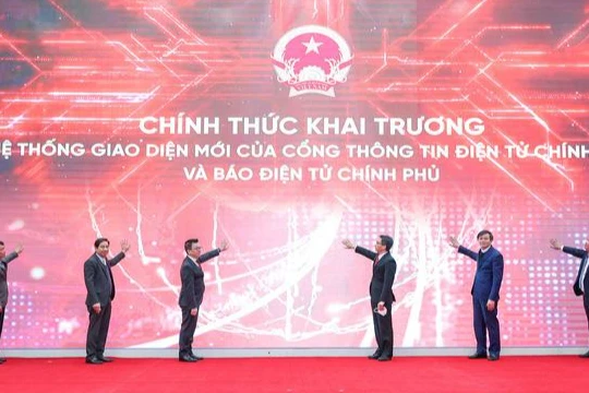 Phó Thủ tướng Vũ Đức Đam, cùng các đại biểu thực hiện nghi lễ chính thức khai trương Hệ thống giao diện mới của Cổng thông tin điện tử Chính phủ và Báo điện tử Chính phủ.