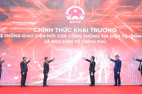 Phó Thủ tướng Vũ Đức Đam, cùng các đại biểu thực hiện nghi lễ chính thức khai trương Hệ thống giao diện mới của Cổng thông tin điện tử Chính phủ và Báo điện tử Chính phủ.